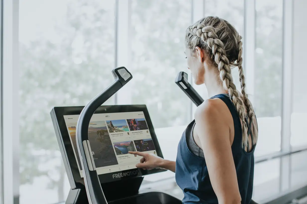 Usuaria entrenando en una caminadora Freemotion Incline Trainer